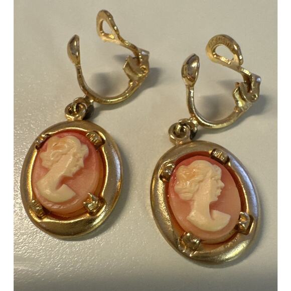 Cameo Dangling Goldtone Clip-On Earrings VINTAGE Pat 8189715 1/4" Cameo - Picture 1 of 5
